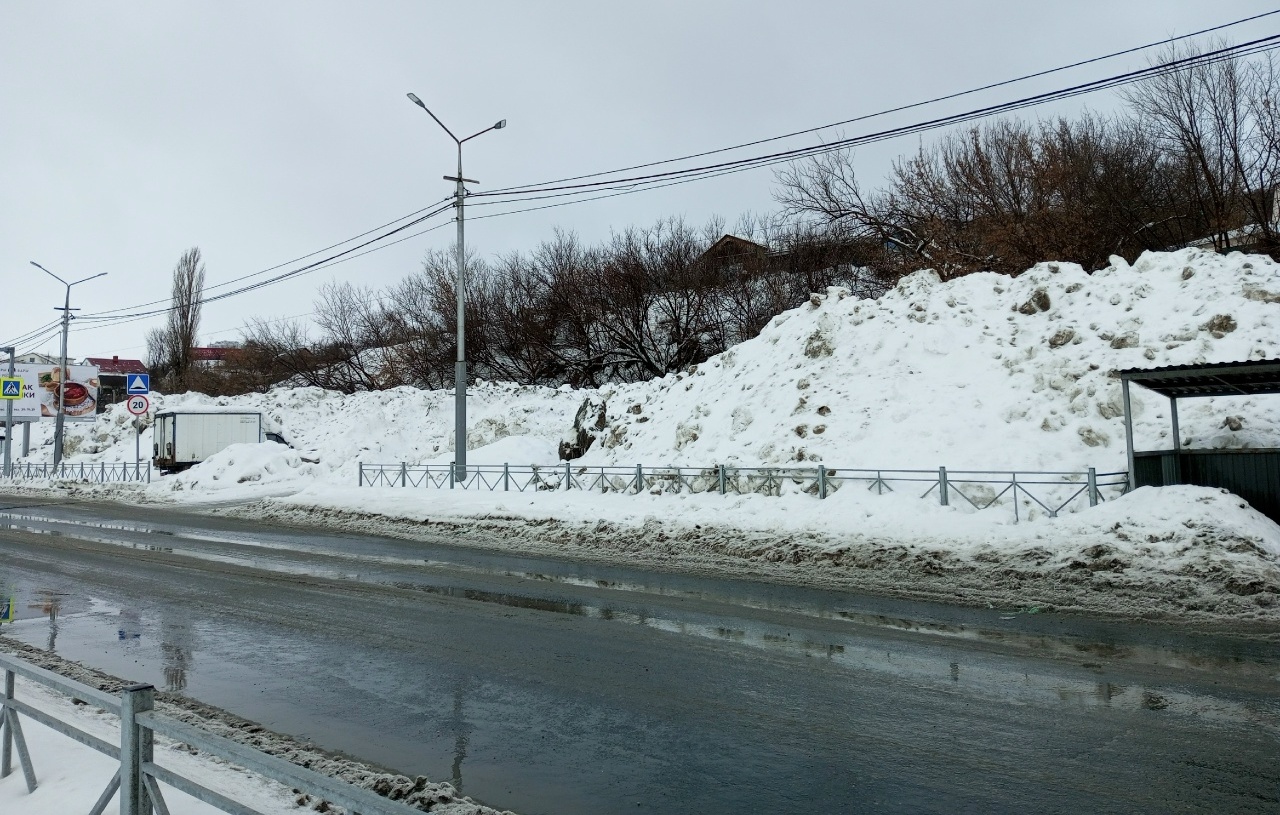 Снежные свалки в Саратове власти обещают убрать до 1 марта Снежные свалки в Саратове власти обещают убрать до 1 марта